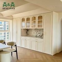 Buffet classique moderne avec portes cintrées, crédence en marbre et garde-manger mural intégré pour projets de luxe