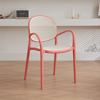 Table et chaise de salle à manger tissée dubai en rotin en plastique ménage épaissi nouvelles chaises nordiques à dossier empilable