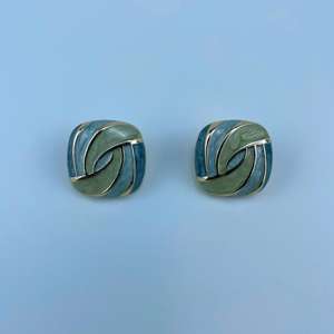 कस्टमाइज्ड पुरुषों के शेल्ड स्टड किए गए लोगो शर्ट में धातु मिश्र धातु बटन जस्ता चढ़ाना कस्टम पैटर्न सिलाई कपड़े को कवर करते हैं। - Product Image 3