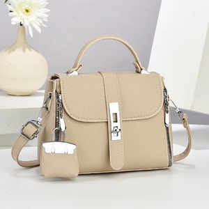 Sac à bandoulière classique pour femme avec rabat, sangle amovible, fermeture éclair, décoration à fermoir, en cuir synthétique microfibre - Product Image 3