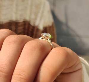 Anillo de Mujer con Moissanita de 1 Quilate, Corte Cojín, Hecho a Mano, Oro Sólido de 18k, Color EF, Claridad VVS, Sin Níquel, Sin Plomo - Product Image 3