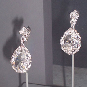 Orecchini pendenti a forma di goccia con zirconi per donna, eleganti gioielli alla moda. - Product Image 2
