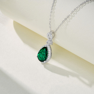 Collar con Colgante de Esmeralda Creada en Laboratorio con Corte de Pera en Plata de Ley 925, Halo con Detalles de Diamantes, Joyería Fina para Mujer - Product Image 4