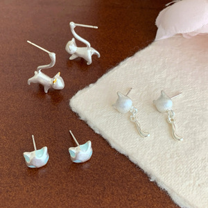 Conjunto de pendientes de gato, diseño de dibujos animados pequeños y lindos, pendientes asimétricos de nicho para mujer, venta al por mayor - Product Image 3