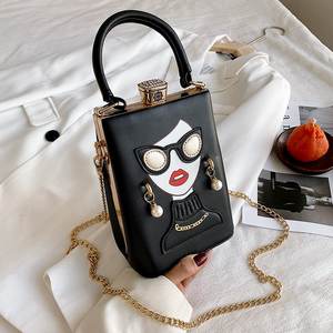 Sac à main modèle 2026 en matériau PU. La doublure est en polyester et est décorée d'une chaîne.282 - Product Image 3