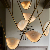 Lustre moderne en pierre de forme organique pour salle à manger, décoration de villa, feuille d'albâtre, cadre en laiton courbé, suspension en métal