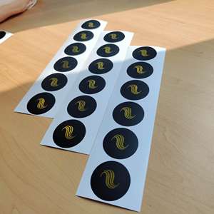 Etiqueta Redonda Negra con Estampado de Lámina Dorada Personalizada, Etiqueta de Impresión de Alta Viscosidad, Etiquetas Impresas con Logotipo de Marca para Pequeñas Empresas - Product Image 6