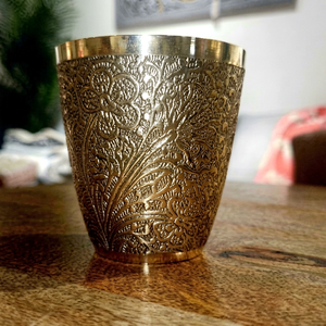 Verre à eau en laiton gravé à la main, motif floral traditionnel indien, robuste, style antique, pour lassi, vaisselle métallique, articles de boisson - Product Image 1