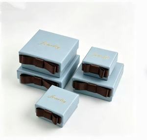 Caja de Regalo para Joyería con Diseño de Puntos Lavanda Claro, Caja de Presentación con Lazo de Cinta Plateada para Pulsera, Anillo, Collar - Product Image 3