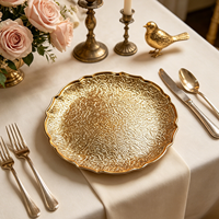 Assiettes de présentation en plastique doré texturé, motif classique orné en relief, préférées des clients, pour un mariage doux et romantique
