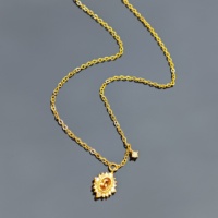 Parure de bijoux Ilona Champagne CZ en cuivre plaqué or 14 carats, style rétro soleil éclatant, collier pendentif et boucles d'oreilles clous pour femme