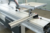 Scie à table coulissante de qualité professionnelle avec affichage numérique et moteur de 5,5 kW