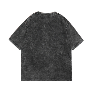 HEALY El Hombre Lleva una Camiseta de Manga Corta con una Cara Sonriente y Estampados de Copos de Nieve. Es un estilo lavado y desgastado. - Product Image 3