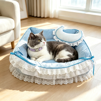 Canapé pour animaux de compagnie élégant avec décor en dentelle, coussin en forme de croissant, nid douillet en peluche, design nœud papillon pour petits chiens, lit de repos intérieur pour animaux de compagnie