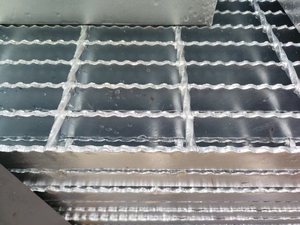 Grille en <span class=keywords><strong>acier</strong></span> soudée à chaud, galvanisée à chaud, à surface dentelée (découpe/laminage à chaud/poinçonnage) fabriquée en Chine. - Product Image 2