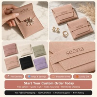 Pochette enveloppe carrée de luxe en microfibre suédée rose poudré avec logo personnalisé en relief pour bijoux, bagues et boucles d'oreilles