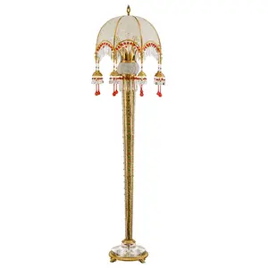 Tiffany Luxe Europese Kristal Kralen Floor Lamp met Koper Tall Hoek Staande Led Nachtlampje voor Woonkamer en Studie