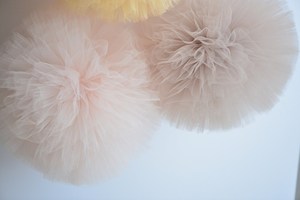 Décor de boule de pompon en tulle pour mariage et maison pour décoration de maison de bébé et fournitures de fête - Product Image 6