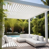 Pergola moderne en aluminium blanc à toit à lamelles orientables, solution d'ombrage imperméable et résistante aux intempéries pour terrasse arrière-cour