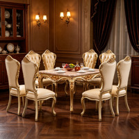 Ensemble de salle à manger rectangulaire de luxe en bois massif sculpté doré de style européen avec plateau en marbre naturel et chaises en cuir PU beige pour villa, maison, hôtel