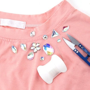 700 pz/scatola 2 fori per cucire Strass in acrilico Strass perline di diamanti a molte forme di Strass in resina con retro piatto per decorazioni - Product Image 5