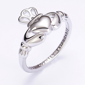 Anello a Cuore Cavo con Design a Lettera, Gioiello Statement in Metallo alla Moda per Donne - Product Image 1