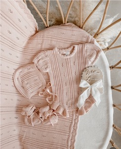 Tutina Estiva <span class=keywords><strong>per</strong></span> Neonata in Cotone 100% con Bordo Arricciato, Jacquard Testurizzato e Dettagli Traforati, Personalizzabile, con Cappellino e Scarpine - Product Image 3