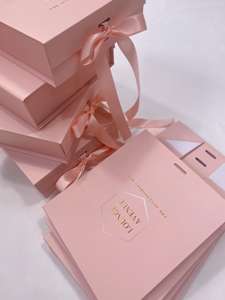 Boîte cadeau rose de luxe avec fermeture à ruban magnétique, faible MOQ personnalisé, stock disponible pour livraison rapide, pour les petites entreprises de cosmétiques - Product Image 3