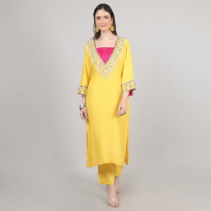 Elegante conjunto de kurta y pantalón para mujer, estilo diseñador, en colores amarillo y rosa, con adornos de cuentas y lentejuelas. - Product Image 1