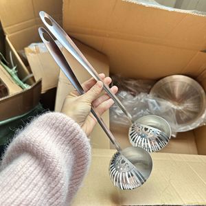 Cuchara de acero inoxidable para olla caliente, colador de sopa con mango largo, cuchara de cocina multifunción para uso doméstico y en restaurantes - Product Image 5