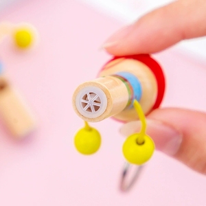 Sifflet en bois peint à la main en forme de petit homme, pendentif pour enfants, vente en gros - Product Image 2