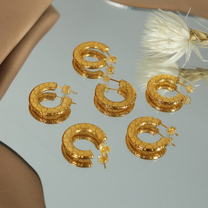 Pendientes de aro de moda con textura geométrica dorada en forma de C para mujer - Product Image 3