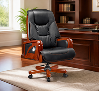 Chaise de bureau de direction noire avec surpiqûres contrastées, accoudoirs en bois et base à roulettes en bois