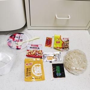 บะหมี่กึ่งสำเร็จรูปรสเผ็ดเปรี้ยวฉงชิ่งแท้ ไม่ทอด พร้อมถั่วลิสง ปรุงเร็วสำหรับของว่างยามดึก - Product Image 3