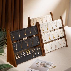 Espositore di collana con ciondolo in legno noce di lusso con supporto in pelle sintetica gioielli vetrina da tavolo Packaging - Product Image 2