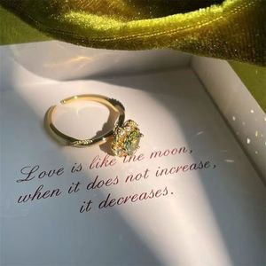 Anelli in Stile Retrò Francese con Zirconi Verde Oliva, Elegante Anello di Lusso con Diamanti per Donne e Ragazze - Product Image 3