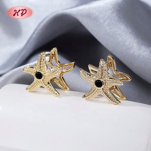 Boucles d'oreilles créoles Hengdian Starfish en laiton plaqué or 18 carats avec zircone noire - Product Image 1