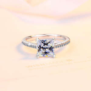 Anillos de Plata de Ley 925 con Incrustaciones Invisibles de Moissanita de Color Corte Princesa Unisex, Certificados por GRA, Chapados en Oro, Venta al por Mayor - Product Image 4