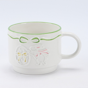 Taza de Cerámica Blanca <span class=keywords><strong>con</strong></span> Letras en Relieve y Decoración de Lazo <span class=keywords><strong>con</strong></span> Borde Azul para una Dulce Mesa de Pascua - Product Image 3