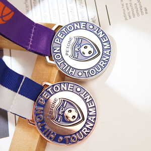 เหรียญรางวัลฟุตบอล LGC OEM แบบกำหนดเองสำหรับการแข่งขัน Hilton Petone รูปทรง 3 มิติ ทำจากทองแดง/เงิน สำหรับงานกีฬา - Product Image 2