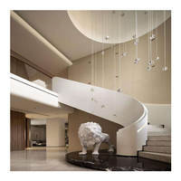 Marches d'escalier en acier et bois modernes avec garde-corps en fer forgé, durables et écologiques pour une utilisation en appartement et en hall intérieur