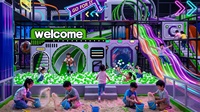 Équipement de terrain de jeu intérieur personnalisé, thème cyberpunk néon, toboggan en spirale, toboggan ondulé, portique WELCOME, carrousel, structure de saut et d'escalade |   OEM