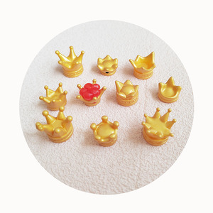 3DมงกุฎMiniatures 17*22 มม.Cavaii Cabochonsเรซิ่นเครื่องประดับCharmsตุ๊กตาของเล่นมินิกษัตริย์เจ้าหญิงมงกุฎFigurinesหัตถกรรม - Product Image 1