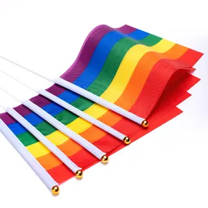 Großhandel Lgbt Symbole Regenbogen Hand winken Flagge mit Holzstab