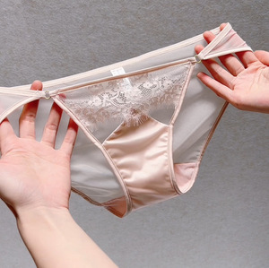 กางเกงในผู้หญิงแบบซีทรูตาข่าย แต่งลูกไม้ ซับในผ้าซาติน เอวกลาง เซ็กซี่ ระบายอากาศได้ดี ใส่ได้ทุกวัน รับผลิตแบบ OEM ODM - Product Image 4
