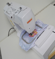 Machine à broder industrielle miniature RN-13520 avec moteur et alimentation par aiguille, informatisée à grande vitesse pour la broderie de logos de papillons