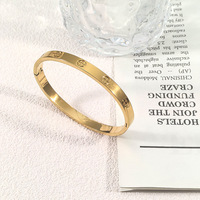 Bracelet en acier inoxydable de style européen avec cœur en strass pour couples, bijou tendance anti-ternissement