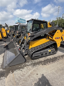 Nouvelle mini-chargeuse sur pneus Xc7-TV12, conception compacte pour une utilisation agricole, travail dans les espaces étroits, avec une forte capacité de levage de la benne et un mouvement stable - Product Image 6