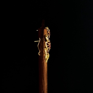 Boucles d'oreilles vintage Qingdao, clous en émail rouge-brun en forme de feuille d'érable plaqués, pour femmes - Product Image 2