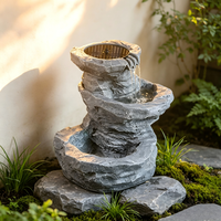 Fontaine d'eau décorative d'extérieur à LED solaire en polyrésine avec design artisanal résistant aux intempéries 42x42x83cm